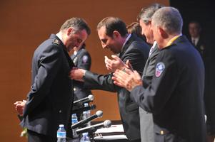 Llu&iacute;s Silva recollint la medalla al m&egrave;rit. Foto: Romuald Gallofr&eacute;/Aj de Matar&oacute;