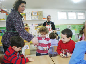Taller de la joguina, a l'Escola Laband&agrave;ria