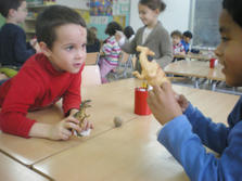 Taller de la joguina, a l'Escola Laband&agrave;ria