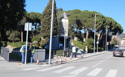 Refor&ccedil; de la tanca de protecci&oacute; de vianants, a la cru&iuml;lla del monument al cardenal