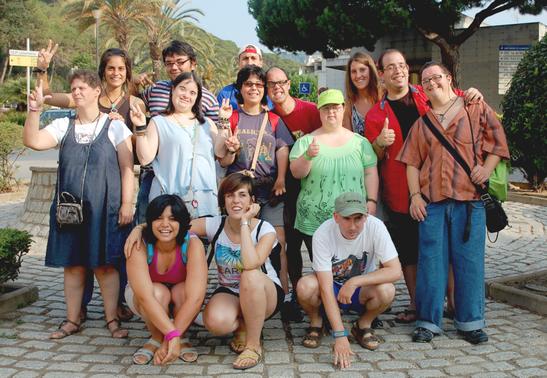 Els nois i noies del Casal del P&egrave;sol, dilluns al mat&iacute;, a la sortida de les col&ograve;nies