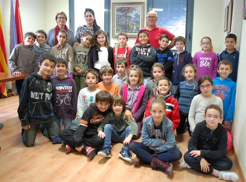 Els alumnes de 3r de l'Escola Sant Andreu, amb l'alcalde.