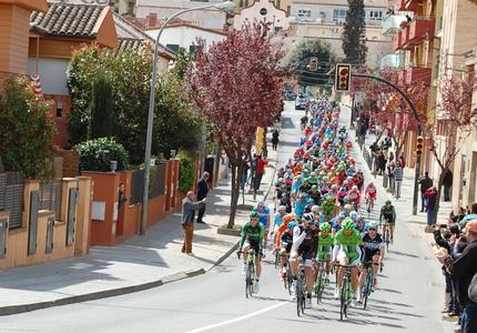 El pas de "la Volta" per l'avinguda Catalunya de Llavaneres
