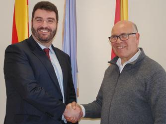 Jordi Aguilera, apoderat de FCC Aqualia, i Juan Manuel Garc&iacute;a, alcalde Llavaneres.