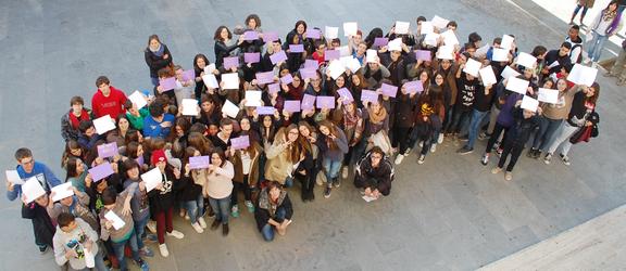 Alumnes de 3r d'ESO de l'Institut Llavaneres, amb els seus missatges en contra de la viol&egrave;ncia, avui a la pla&ccedil;a de la Vila.
