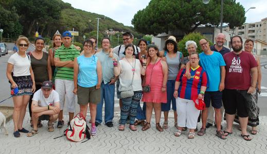 Familiars i participants del Casal del P&egrave;sol, aquest mat&iacute;, a la sortida de les col&ograve;nies.