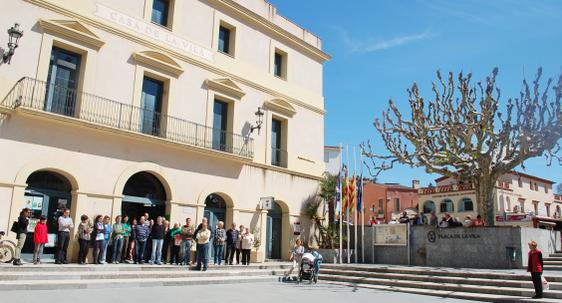 Minut de silenci per l'assassinat d'un professor d'un institut de Barcelona, 21 d'abril de 2015, 12 hores, pla&ccedil;a de la Vila