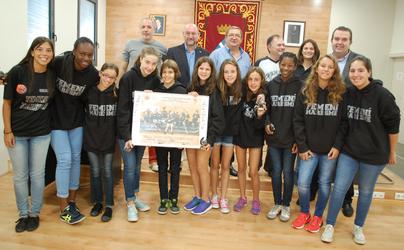 Recepci&oacute; a l'equip Mini Negre del Femen&iacute; Maresme