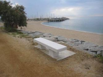 Bancs al passeig mar&iacute;tim