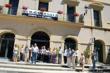 Minut de silenci a la pla&ccedil;a de la Vila de Llavaneres, 14 de juny