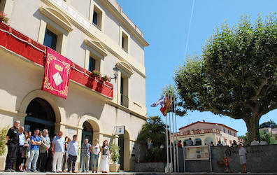 Minut de silenci a la pla&ccedil;a de la Vila de Llavaneres, 15 de juliol