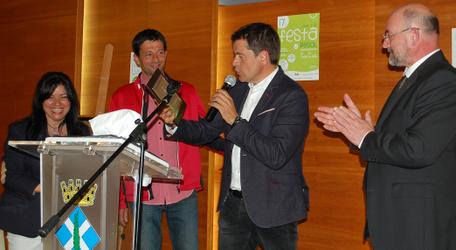 El periodista Espartac Peran rep el reconeixement al programa "Divendres", acompanyat del meteoròleg Dani Ramírez.