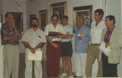 Carlos de Odriozola -segon per la dreta-, en una imatge d'arxiu a la pinacoteca municipal, l'any 1993.