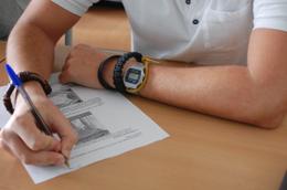 Un estudiant de l'Institut Llavaneres, a l'aula