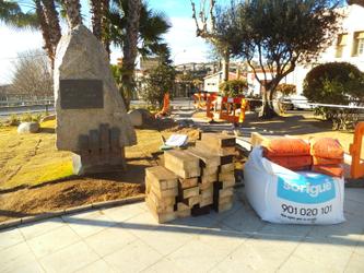 Zona ajardinada del monument a Rafael Casanovas