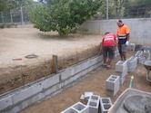 Construcci&oacute; del mur al pati del Serena Vall