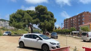 Espai d'estacionament del carrer de la Pau compartit entre Sant Vicenç i Llavaneres