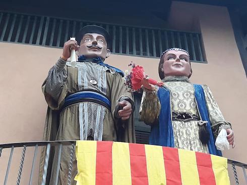 Els gegants de Llavaneres, al balc d'El Casal, per Sant Jordi