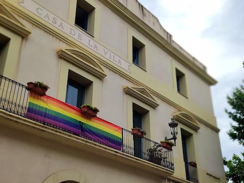 Bandera LGTBI amb cresp&oacute; negre