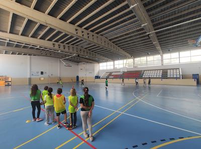 Alumnes de l'Escola Jaume Llull a l'antic pavell&oacute; municipal.