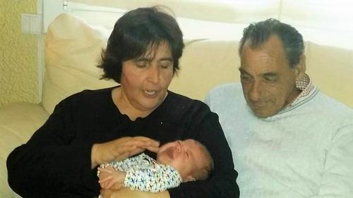 Santi Estapé, amb la seva dona Montserrat i la seva neta.