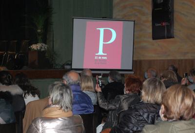 Públic assistent a la sala polivalent d'El Casal de Llavaneres