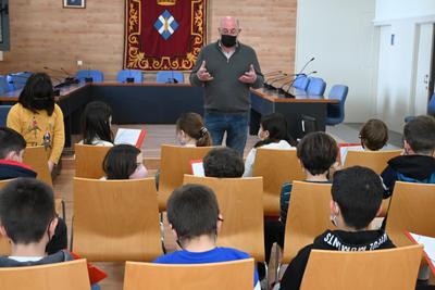 L'alcalde, amb els infants de 3r del Serena Vall