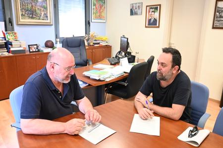 L'alcalde, Nani Mora, amb el nou usuari