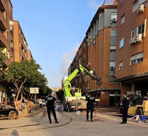 Agents del comboi de Llavaneres treballant a Aldaia.