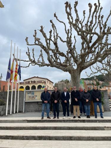 Minut de silenci amb record a les v&iacute;ctimes dels aiguats i del descarrilament