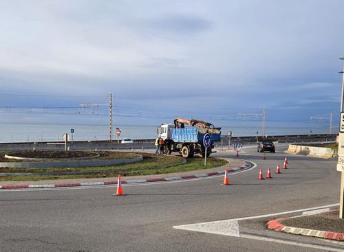 Inici obres millora d'enjardinat de la rotonda de la Marinada