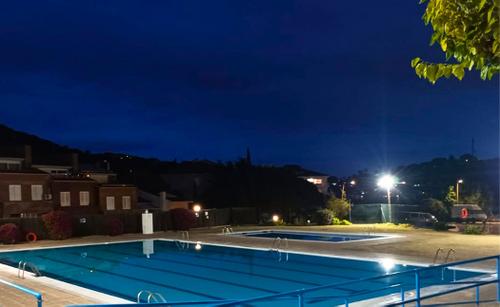 piscina banyada nocturna