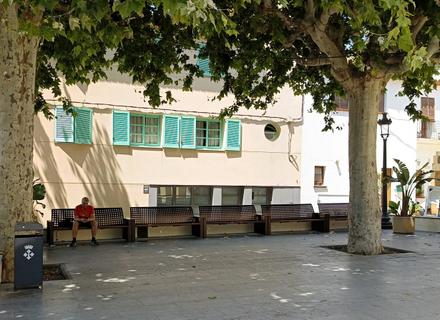Nous bancs a la plaça de la Vila