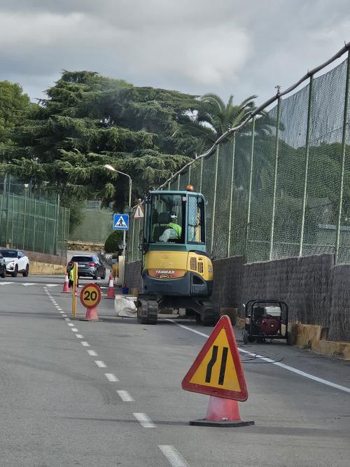 Obres d'instal·lació de l'enllumenat de Can Pi