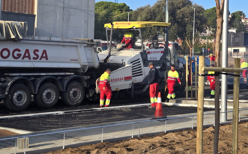 Obres d'asfaltatge prquin pavell